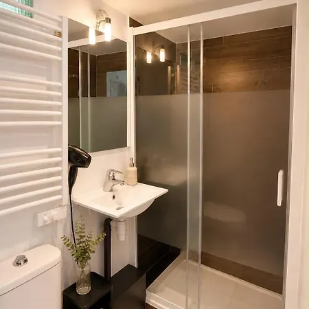 Habitación en casa particular 2 Bedroom, Private Bath Near Niza