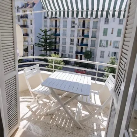 2 Bedroom, Private Bath Near Habitación en casa particular Niza