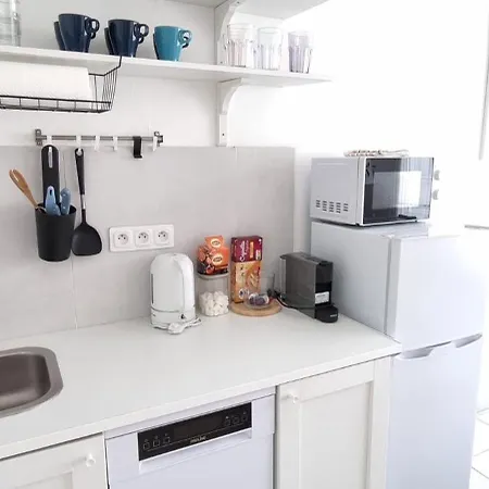 2 Bedroom, Private Bath Near Niza