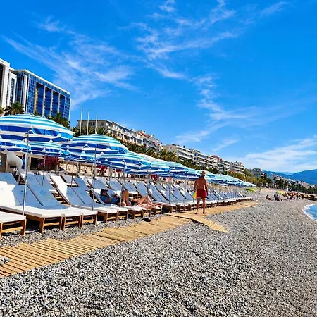 2 Bedroom, Private Bath Near Niza
